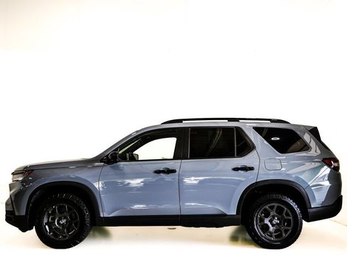 Used 2025 Honda Pilot TrailSport image 6