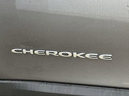 Used 2019 Jeep Cherokee Limited image 29