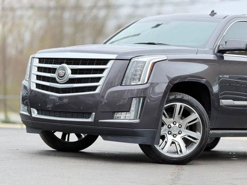 Used 2015 Cadillac Escalade Premium image 3