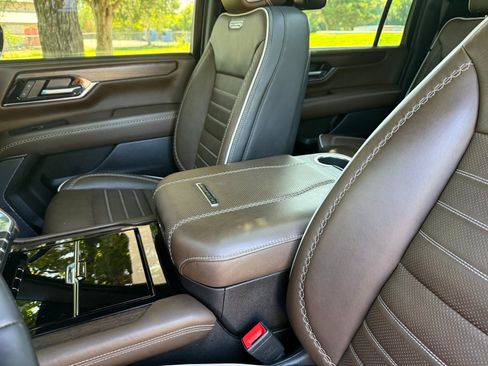 Used 2025 GMC Yukon XL Denali Ultimate w/ LPO, Floor Liner Package AWD/4WD image 13