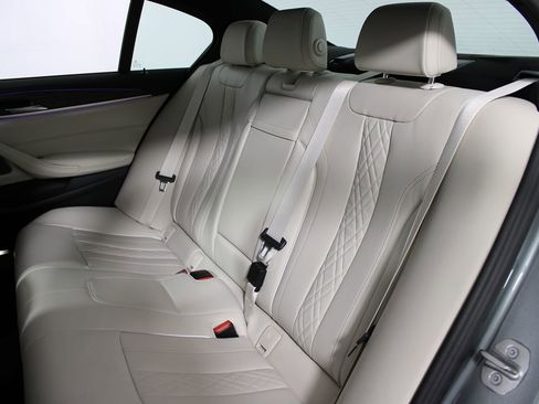 Used 2023 BMW 530e w/ M Sport Package image 33