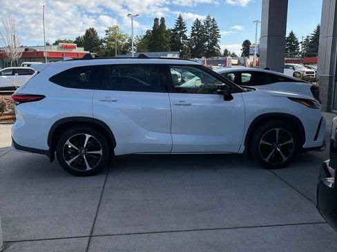 Used 2022 Toyota Highlander XSE AWD/4WD image 4