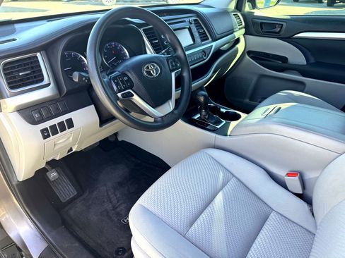 Used 2019 Toyota Highlander LE image 11