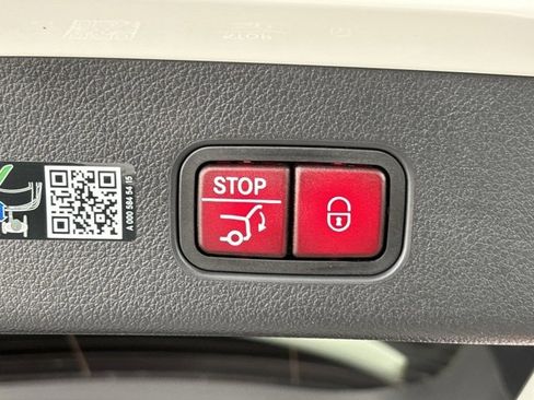 Used 2025 Mercedes-Benz GLC 300 4MATIC image 32