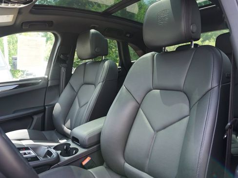 Used 2025 Porsche Macan AWD/4WD image 11
