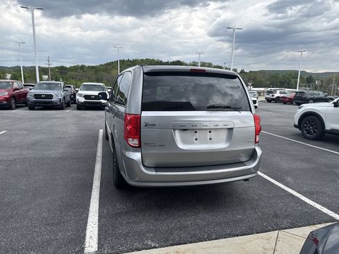 Used 2016 Dodge Grand Caravan SXT FWD image 4