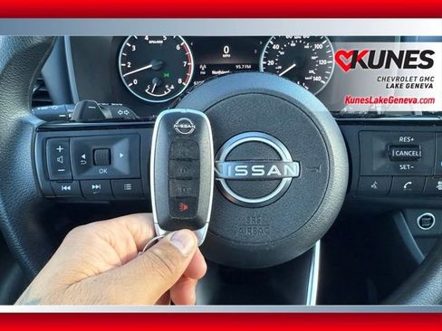 Used 2023 Nissan Rogue SV image 39