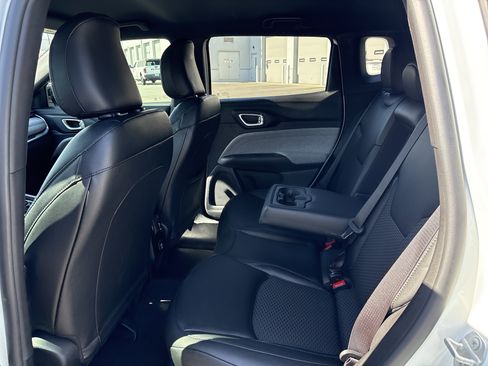 Certified 2025 Jeep Compass Latitude image 32