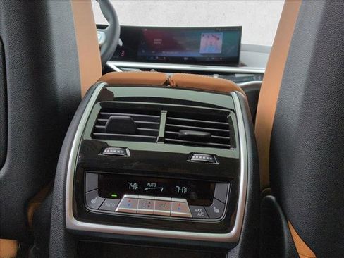 Used 2023 BMW X7 xDrive40i w/ Premium Package image 18