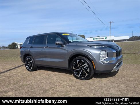 Used 2024 Mitsubishi Outlander SE image 1