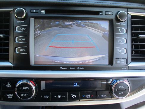 Used 2019 Toyota Highlander XLE image 18