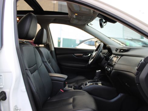 Used 2019 Nissan Rogue SL w/ Premium Package image 16