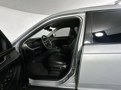 Used 2023 Jeep Grand Cherokee L Limited w/ Black Appearance Package image 13