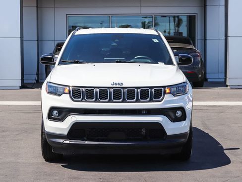 Used 2024 Jeep Compass Latitude AWD/4WD image 2