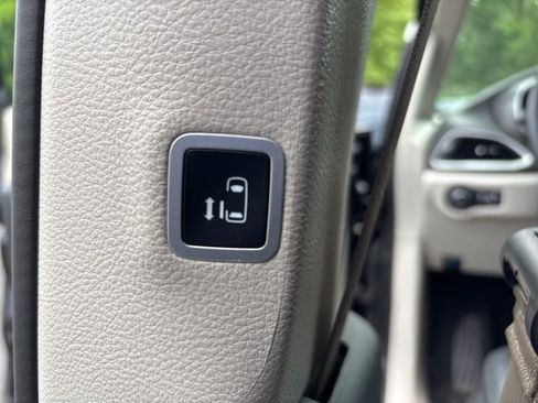 Used 2024 Chrysler Pacifica Touring-L image 18