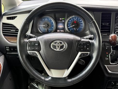 Used 2018 Toyota Sienna Limited Premium FWD image 35