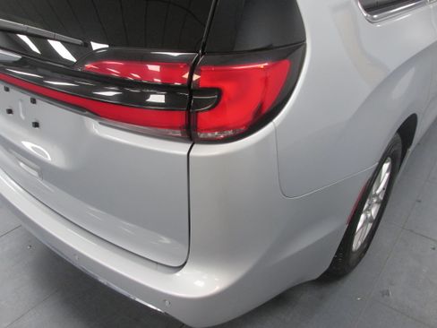 Used 2023 Chrysler Pacifica Touring-L FWD image 11