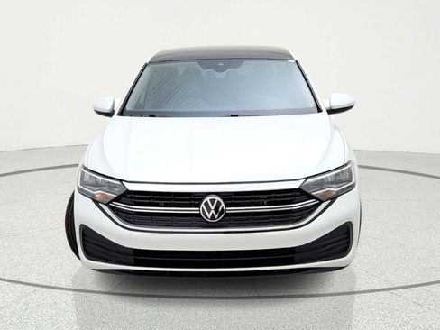 Used 2024 Volkswagen Jetta SE image 3