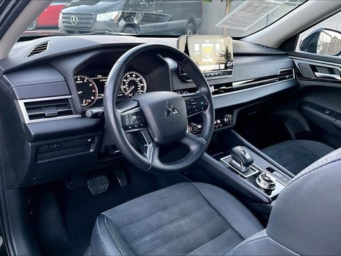 Used 2023 Mitsubishi Outlander SE image 16