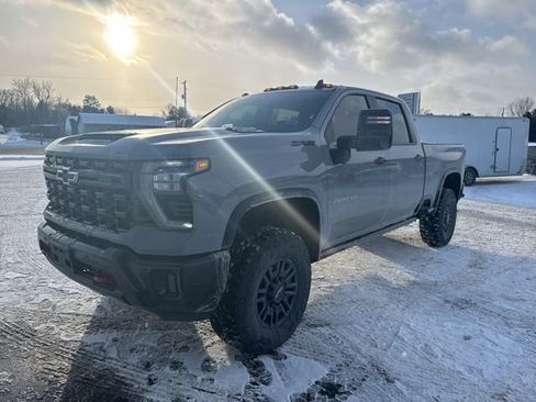 Used 2025 Chevrolet Silverado 2500 ZR2 w/ Technology Package image 2