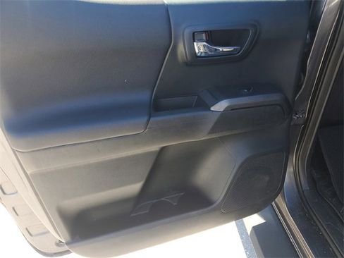 Used 2016 Toyota Tacoma TRD Sport image 12