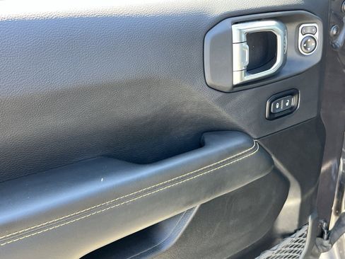 Used 2025 Jeep Wrangler Sahara image 15