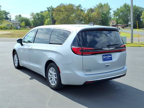 Used 2024 Chrysler Pacifica Touring-L FWD image 3