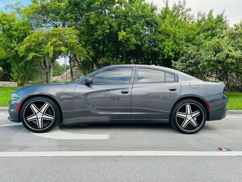 Used 2018 Dodge Charger R/T RWD image 2