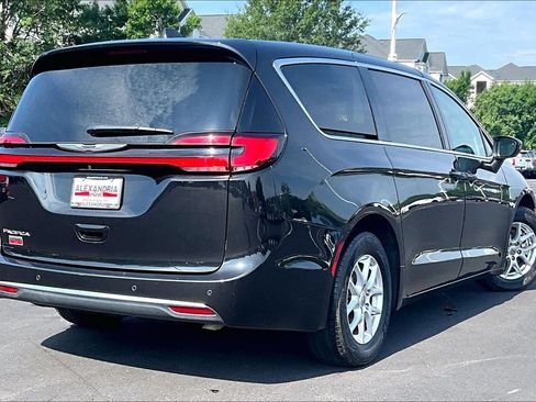 Used 2023 Chrysler Pacifica Touring-L FWD image 11