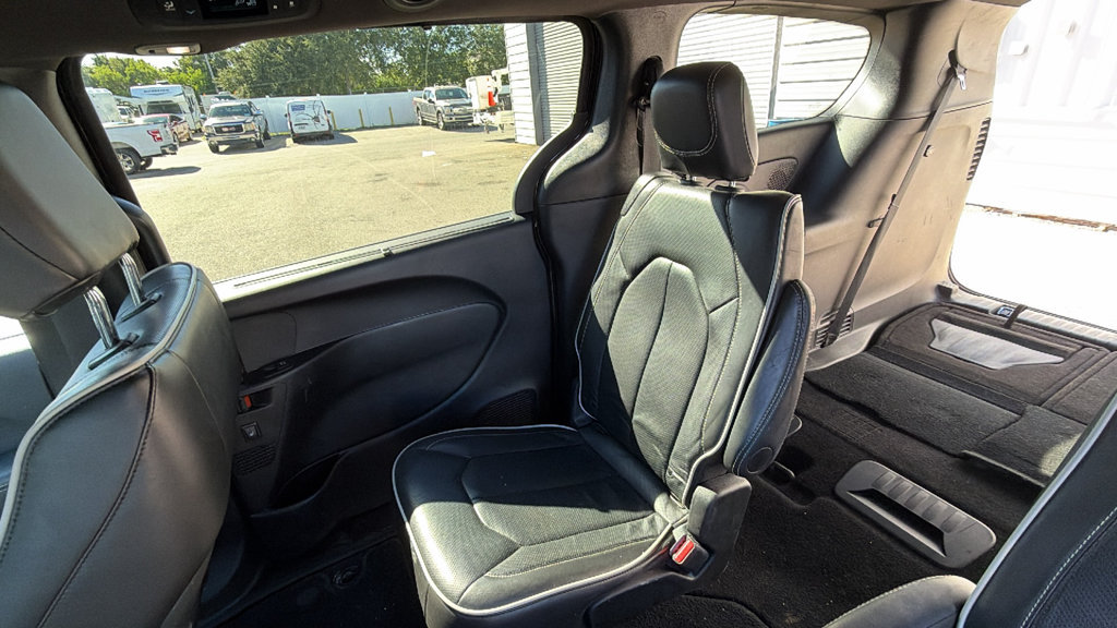 Used 2026 Chrysler Pacifica Limited FWD image 24