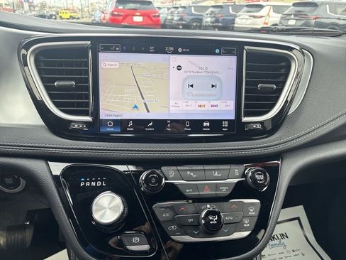 Used 2025 Chrysler Pacifica Limited FWD image 12
