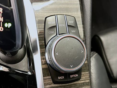 Used 2019 BMW 530e xDrive w/ Premium Package image 26