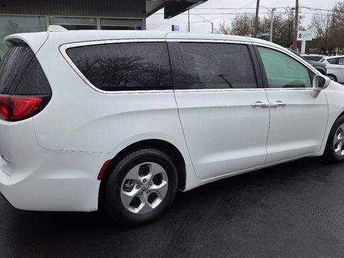 Used 2017 Chrysler Pacifica Touring Plus image 7