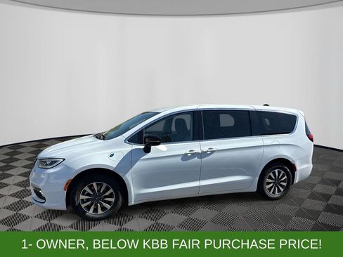 Used 2024 Chrysler Pacifica Limited FWD image 2