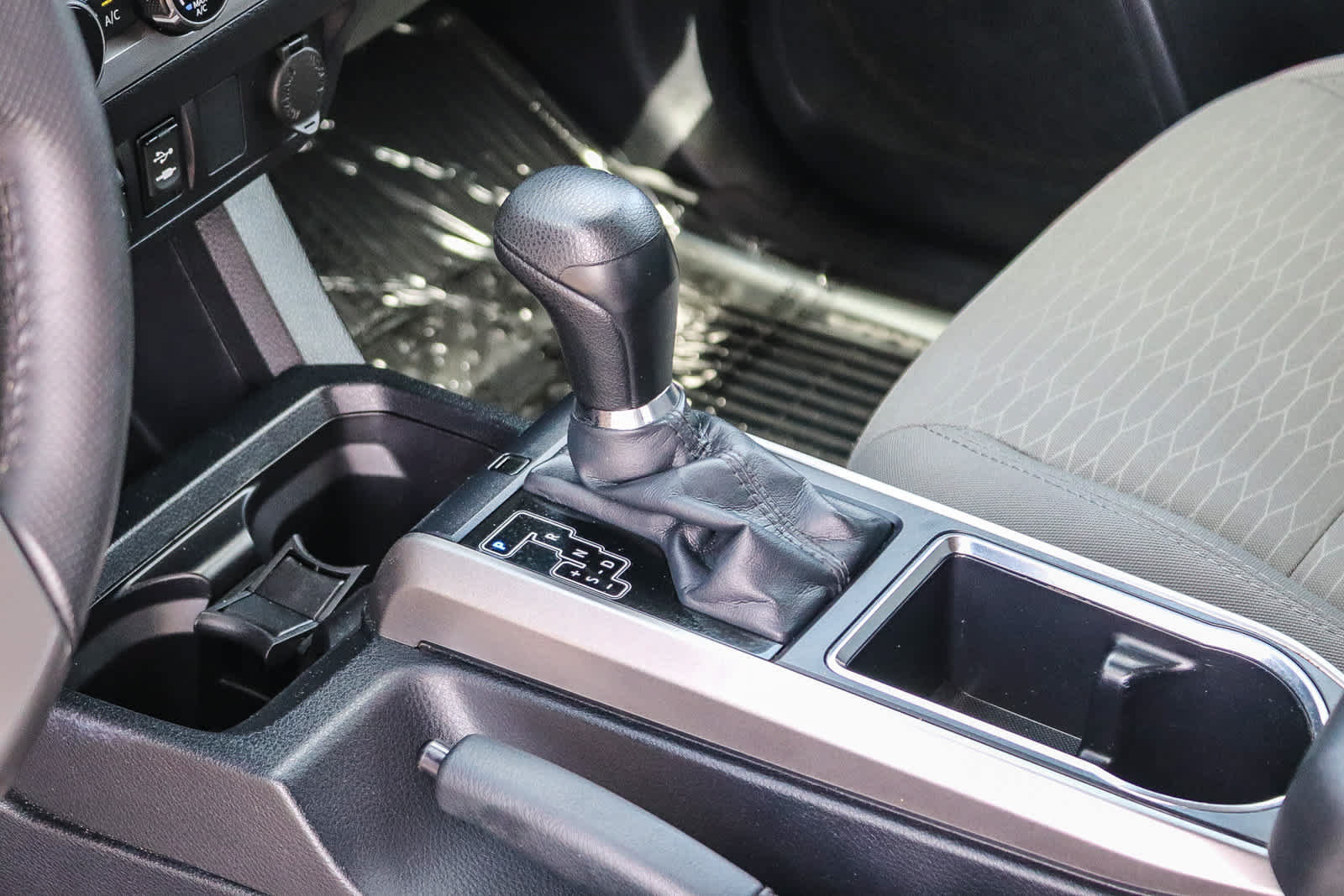 Used 2018 Toyota Tacoma SR5 AWD/4WD image 19