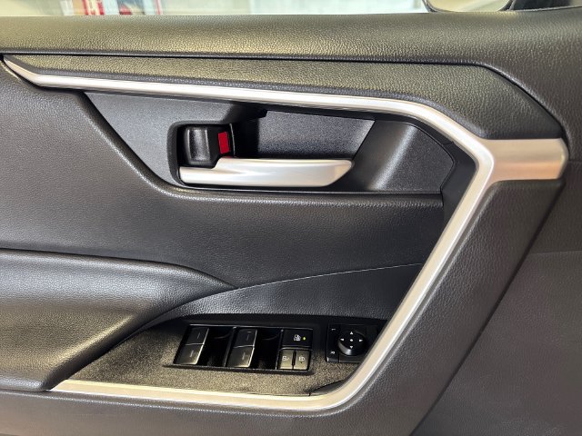 Used 2025 Toyota RAV4 XLE AWD/4WD image 16