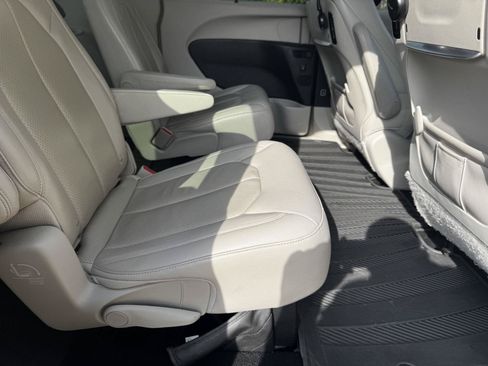 Used 2017 Chrysler Pacifica Touring-L Plus w/ Advanced Safetytec Group FWD image 20