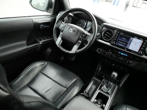 Used 2021 Toyota Tacoma TRD Sport w/ TRD Premium Sport Package AWD/4WD image 9