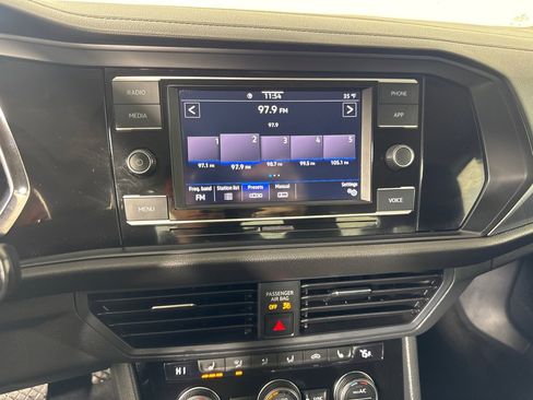 Used 2024 Volkswagen Jetta SE image 18