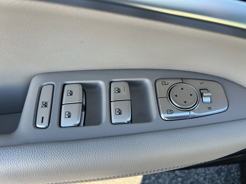 Used 2023 Genesis G70 2.0T image 25