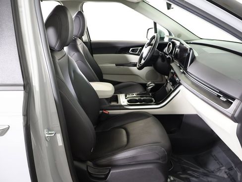 Used 2024 Kia Carnival EX image 32