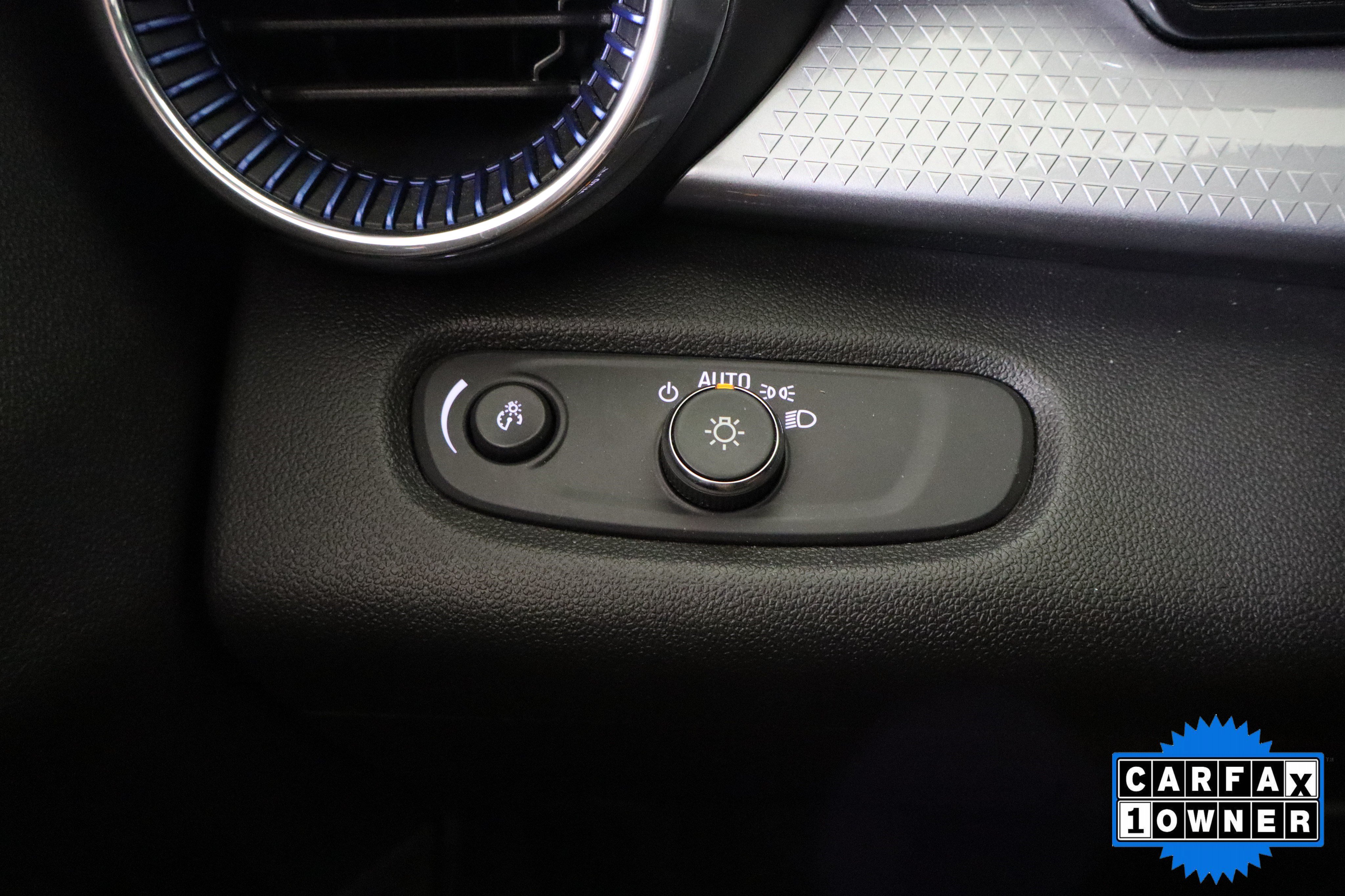 Used 2025 Chevrolet Trax LT FWD image 33