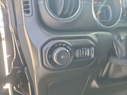 Used 2022 Jeep Wrangler Unlimited Sahara AWD/4WD image 22