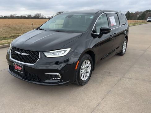 Used 2025 Chrysler Pacifica Select image 5