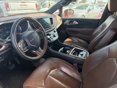 Used 2021 Chrysler Pacifica Limited w/ Uconnect Theater Family Group image 10