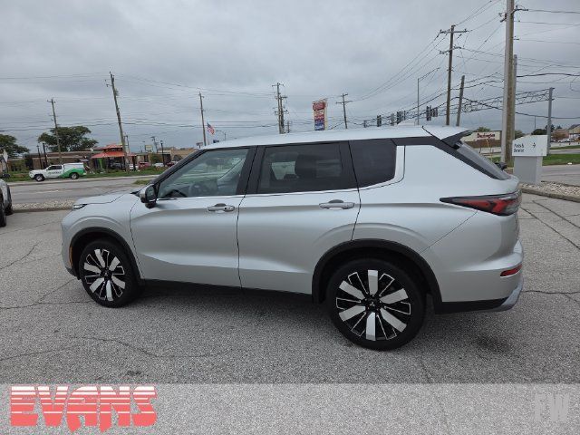 Used 2025 Mitsubishi Outlander AWD image 27