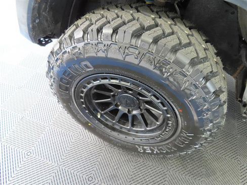 Used 2020 Toyota Tacoma TRD Off-Road w/ TRD Premium Off Road Package AWD/4WD image 7