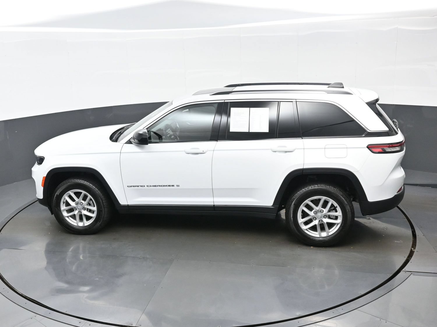 Used 2023 Jeep Grand Cherokee Laredo X AWD/4WD image 33