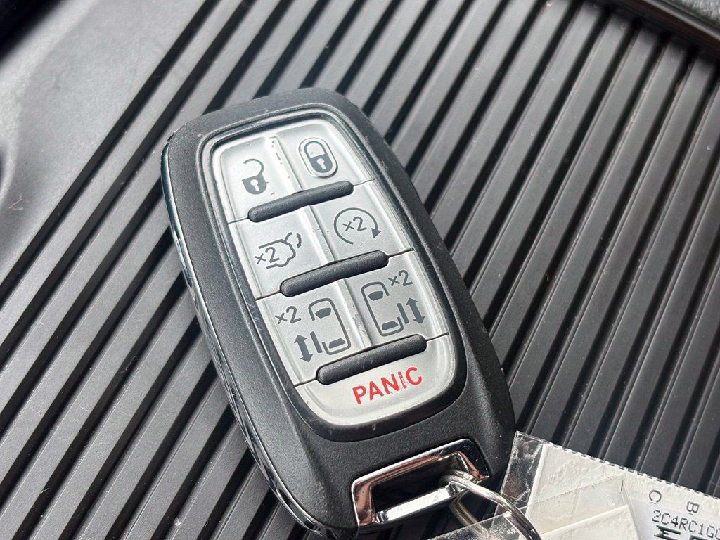 Used 2025 Chrysler Pacifica Limited FWD image 49