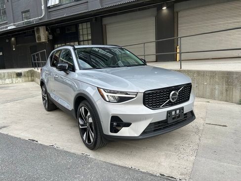 Certified 2025 Volvo XC40 B5 Plus image 2